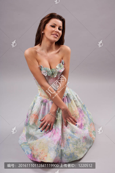 迷人的女孩穿著五顏六色的衣服