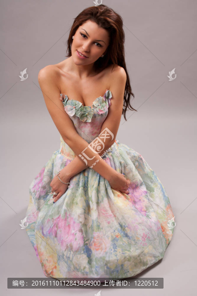迷人的女孩穿著五顏六色的衣服