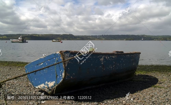 在海岸上的船