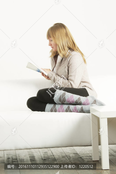 在羊毛衫讀書側(cè)視的女人