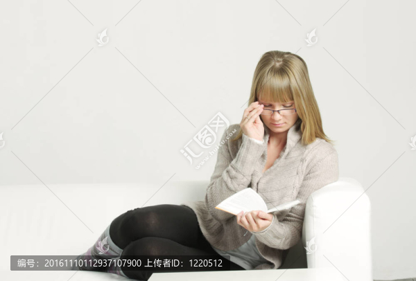 女人在沙發(fā)上看書(shū)的眼鏡