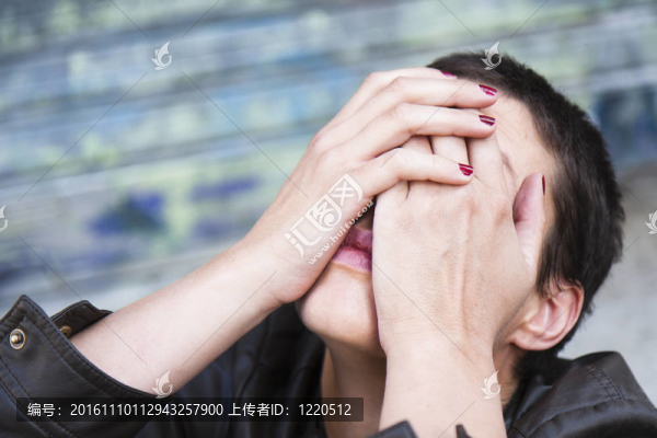 痛苦的年輕女子