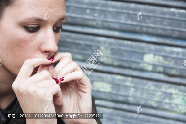 一個(gè)擔(dān)心的女孩