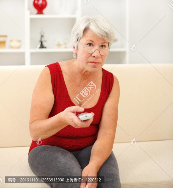 高級女人看電視