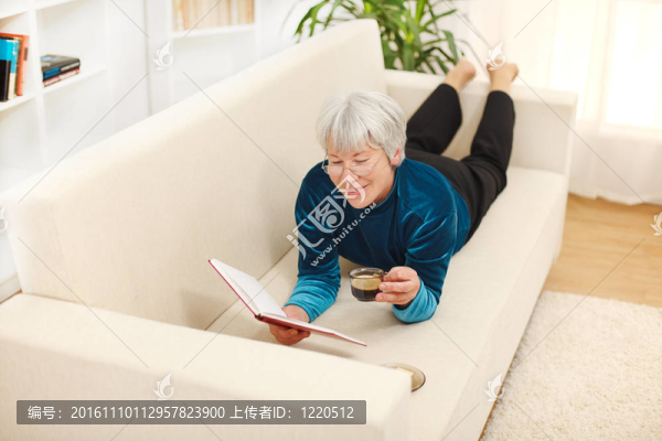 高級(jí)女士與書(shū)和咖啡