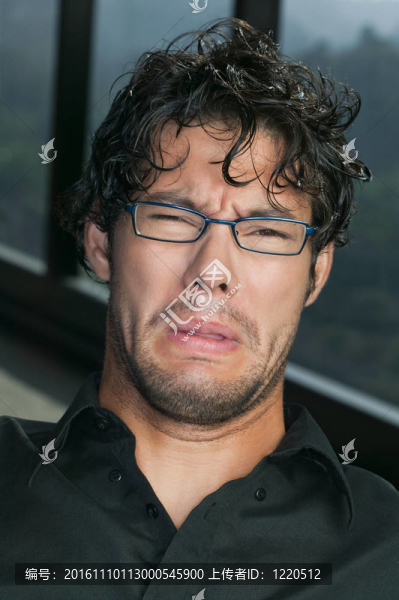 戴眼鏡的男人