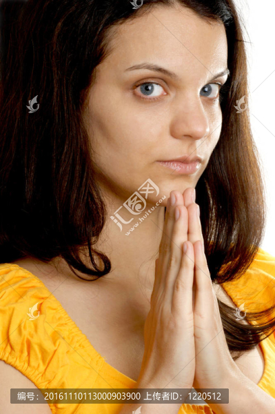一個年輕的女人在沉默中祈禱