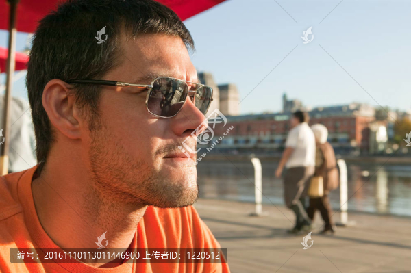 戴墨鏡的男人看著走