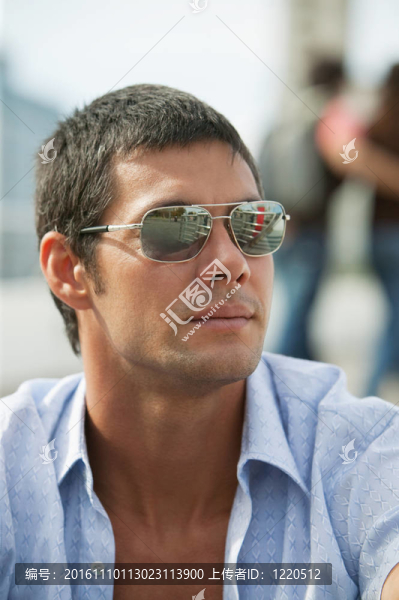 戴墨鏡的男人看著走