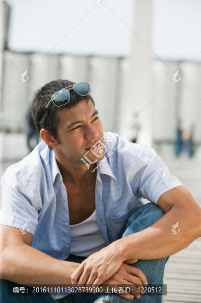 戴墨鏡的男人看著走