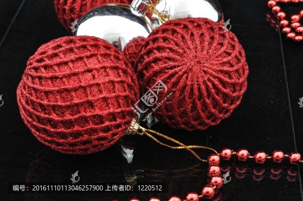 黑色的紅色圣誕球