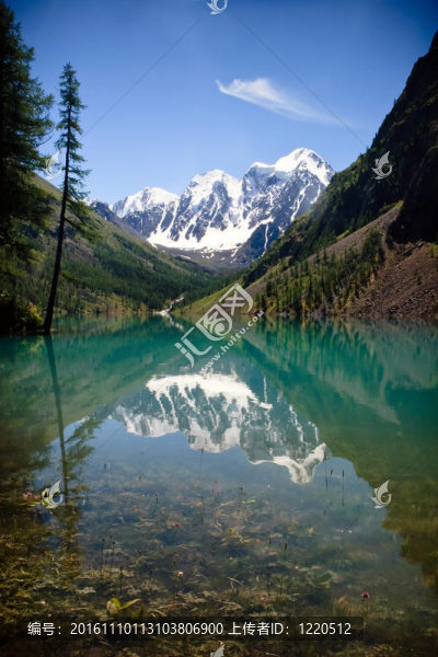 山上的湖