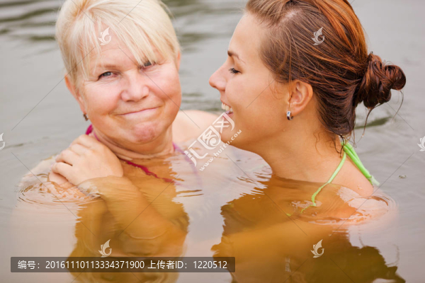快樂的母親和女兒