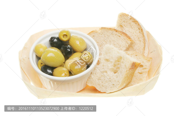 在籃子里的橄欖和面包