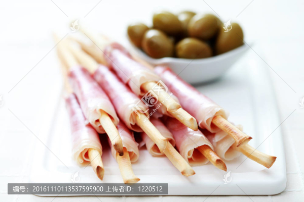 火腿和橄欖面包棒
