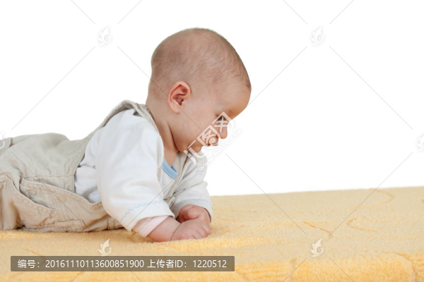 美麗的男嬰在黃色毛毯