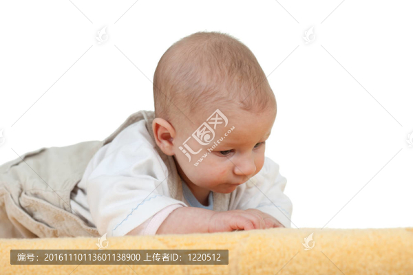 美麗的男嬰在黃色毛毯