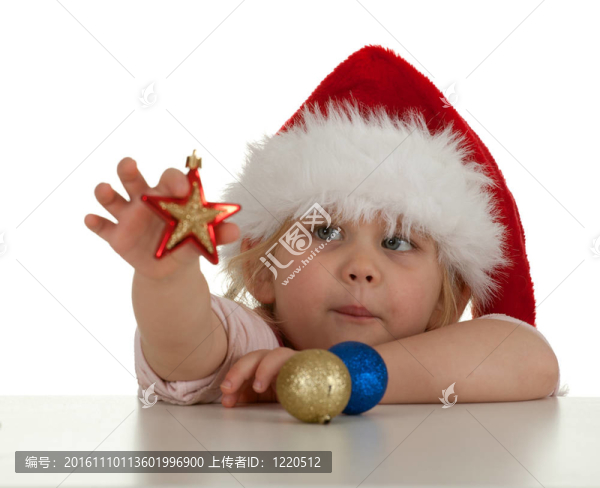 圣誕女孩在紅色Santa帽子與玻璃球
