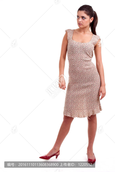 年輕的女人，深色的；長發(fā)