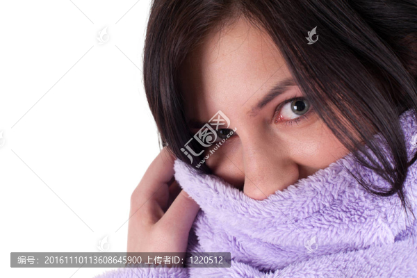 微笑；黑頭發(fā)的年輕女子在浴衣