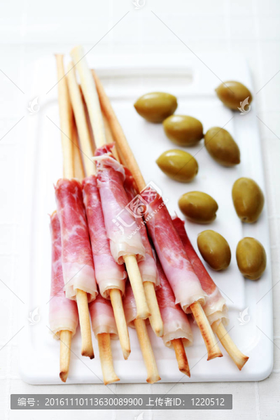 火腿和橄欖面包棒