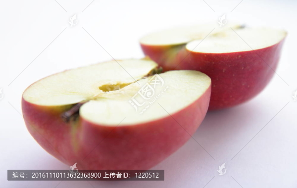 一個蘋果切成兩半