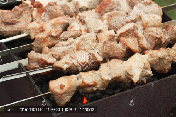 一半烤羊肉串