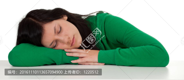 坐在熟睡中的年輕長(zhǎng)發(fā)女子穿著綠色上衣