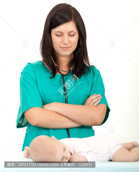 醫(yī)生用聽(tīng)診器檢查嬰兒的女人