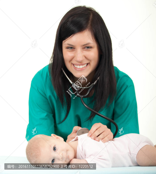 醫(yī)生用聽(tīng)診器檢查嬰兒的女人