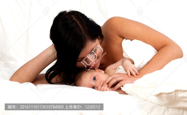 母親的愛(ài)-可愛(ài)的嬰兒2個(gè)月的男孩與母親