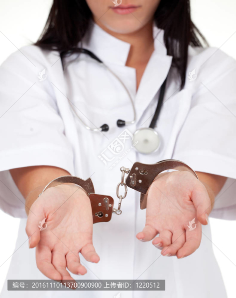 在白色的制服，帶著手銬的雙手女醫(yī)生