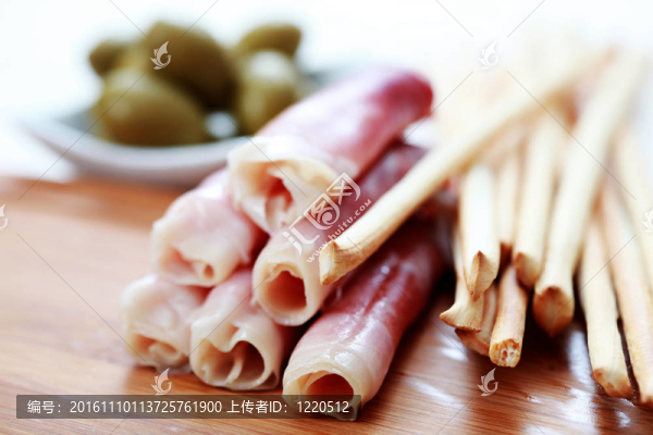 火腿和橄欖面包棒
