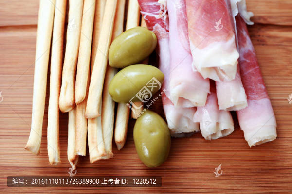 火腿和橄欖面包棒