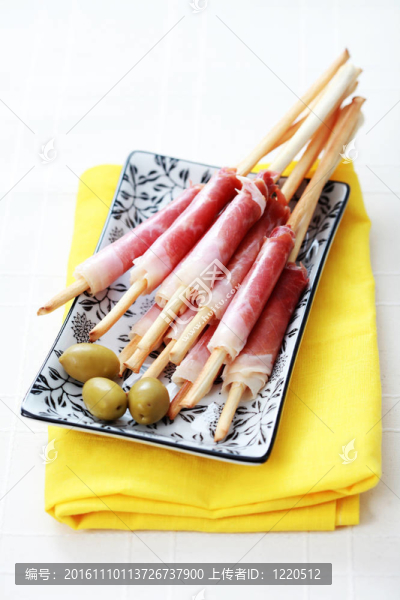 火腿和橄欖面包棒