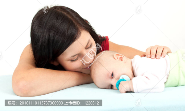 母親的愛-可愛的嬰兒2個月的男孩與母親