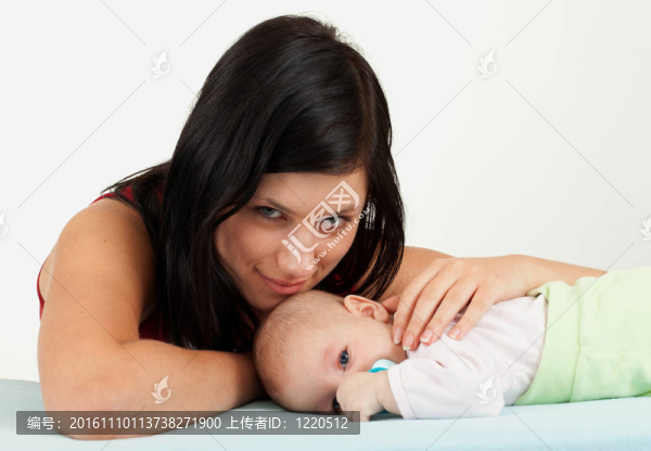 母親的愛(ài)-可愛(ài)的嬰兒2個(gè)月的男孩與母親