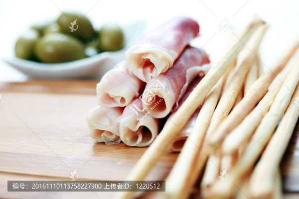 火腿和橄欖面包棒