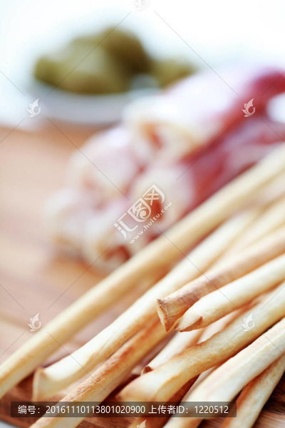 火腿和橄欖面包棒
