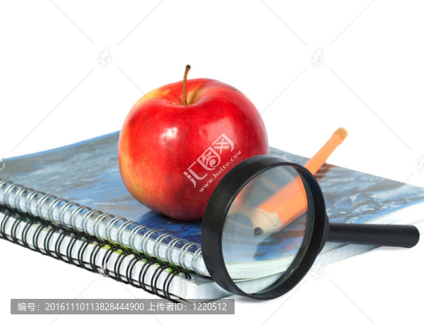 放大鏡；鉛筆和紅蘋果在螺旋筆記本上