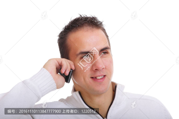 在手機(jī)上說(shuō)話的人