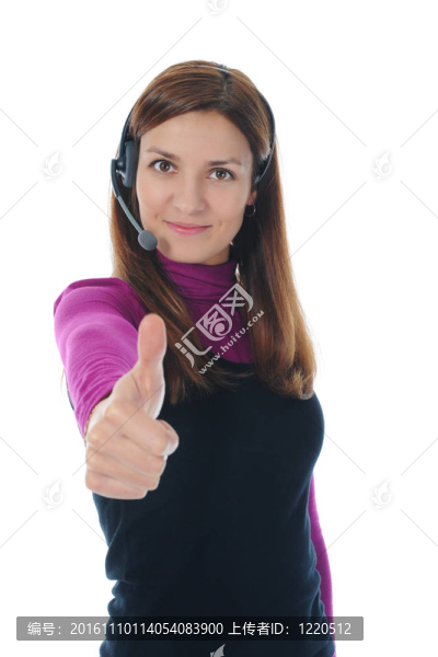 漂亮的年輕女人在耳機(jī)