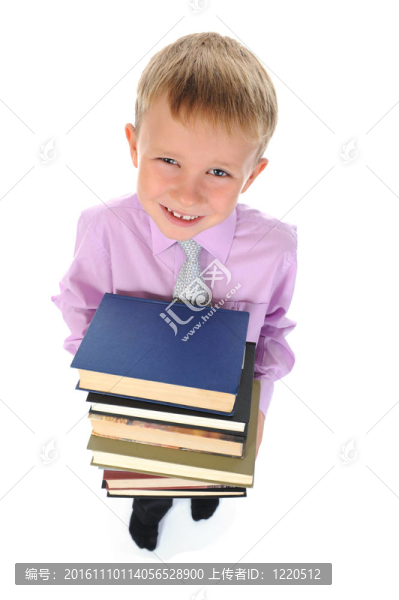 男孩拿著一堆書
