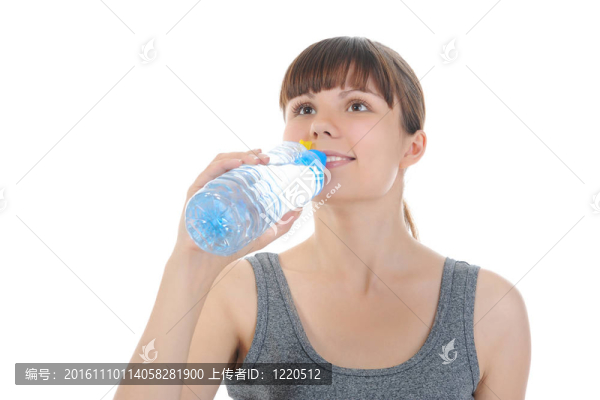 年輕女性飲用水