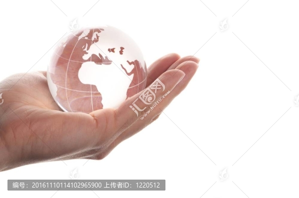 手上拿著球
