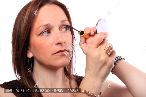 女人涂睫毛膏