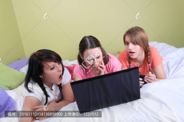 女孩在床上使用筆記本電腦