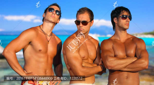 男人在海灘上放松