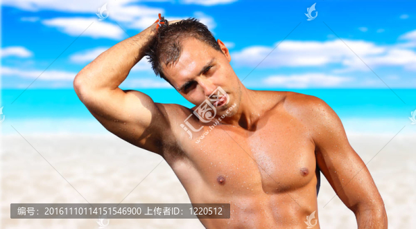 合適的男人在海灘上擺姿勢(shì)