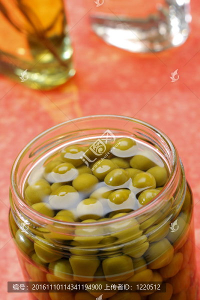 保存在罐子里的綠豌豆-匯圖網(wǎng) www.fosd68.com 保存在罐子里的綠豌豆